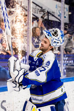 Leksands målvakt Jakob Hellsten jublar