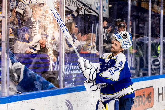 Leksands målvakt Jakob Hellsten jublar