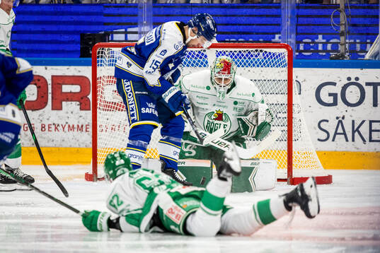 Leksands Max Veronneau och Rögles målvakt Arvid Holm