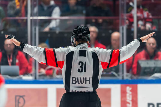 Domare Kristoffer Folkstrand dömer bort Malmö Redhawks