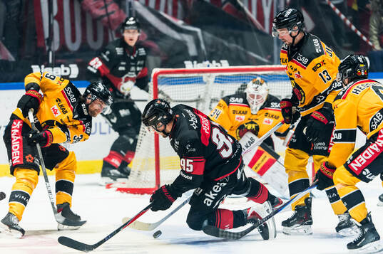Malmö Redhawks Carl Persson och Luleås Pontus Själin och