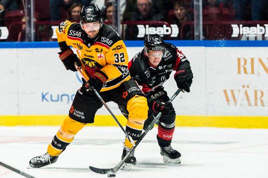 Luleås Oscar Engsund och Malmö Redhawks Joona Ikonen