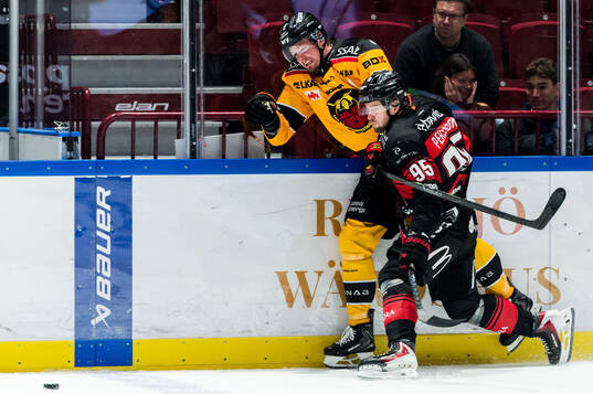 Luleås Markus Nurmi och Malmö Redhawks Carl Persson
