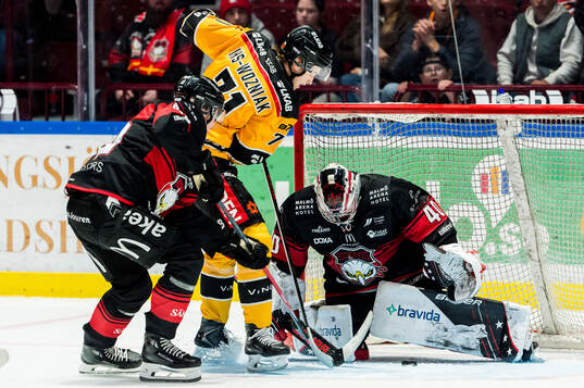 Luleås Jakob Ihs-Wozniak och Malmö Redhawks målvakt