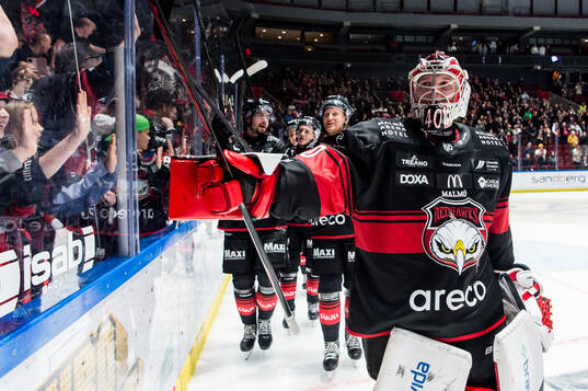 Malmö Redhawks målvakt Oskar Blomgren jublar