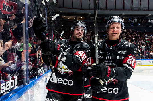 Malmö Redhawks Seth Barton och Thomas Berg Paulsen jublar