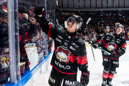 Malmö Redhawks Eemil Viro jublar