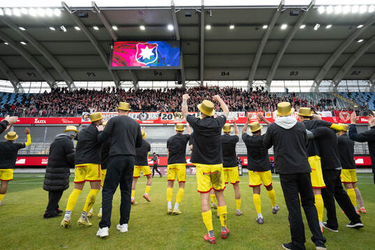Kalmars spelare jublar med supportrar