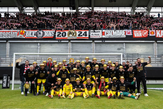 Kalmars spelare och supportrar jublar