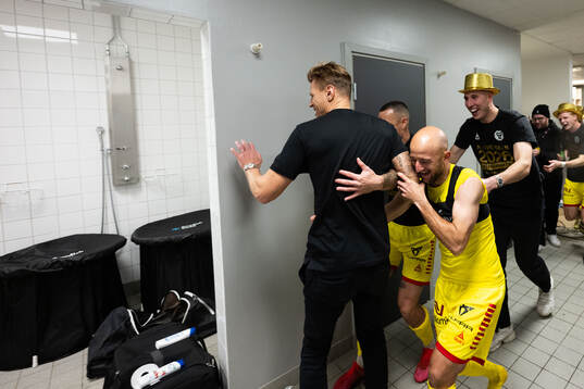 Kalmars tränare Toni Koskela jublar med spelare
