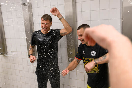 Kalmars tränare Toni Koskela och Melker Hallberg jublar