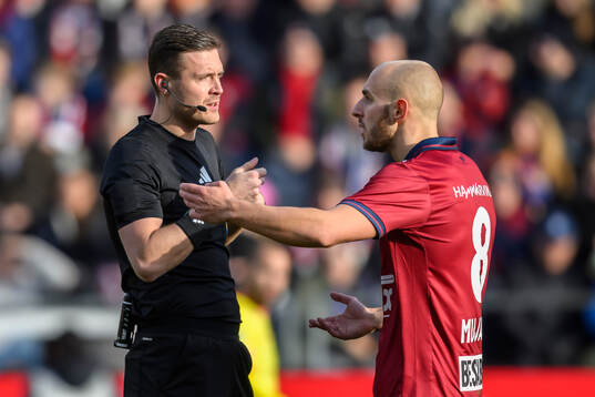 Domare Erik Mattsson och Örgrytes Amel Mujanic