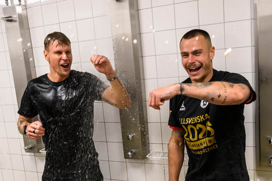 Kalmars tränare Toni Koskela och Melker Hallberg jublar