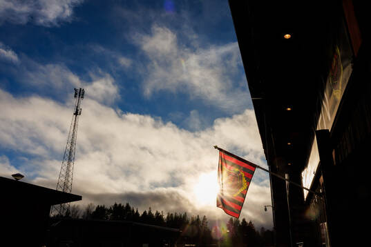 Jämtkraft Arena med en Östersunds flagga
