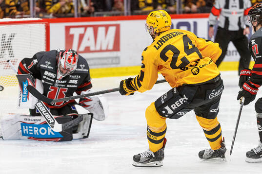Skellefteås Oscar Lindberg och Örebros målvakt Jhonas
