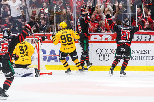 Örebros Milton Oscarson och Patrik Puistola jublar
