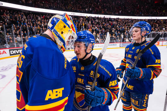 Djurgårdens målvakt Magnus Hellberg jublar med Joseph