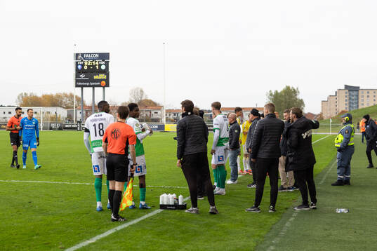 Västerås spelare och ledare medan matchen är avbruten