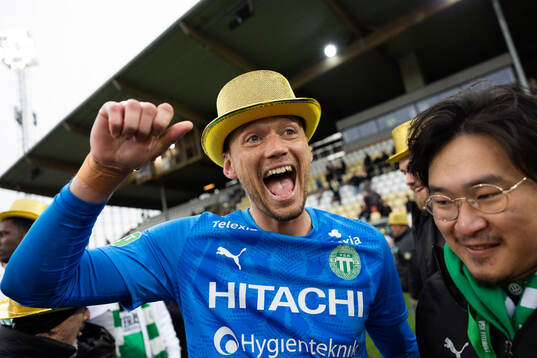 Västerås målvakt Anton Fagerström jublar