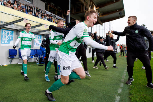 Västerås spelare jublar vid slutsignalen