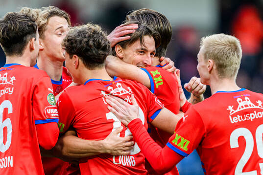Helsingborgs Wilhelm Nilsson  jublar med lagkamrater