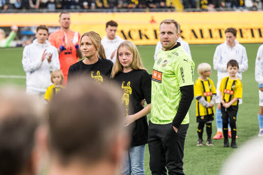 Häckens målvakt Peter Abrahamsson med familj tackas av