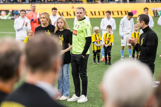 Häckens målvakt Peter Abrahamsson med familj tackas av