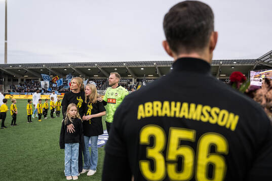 Häckens målvakt Peter Abrahamsson tackas av
