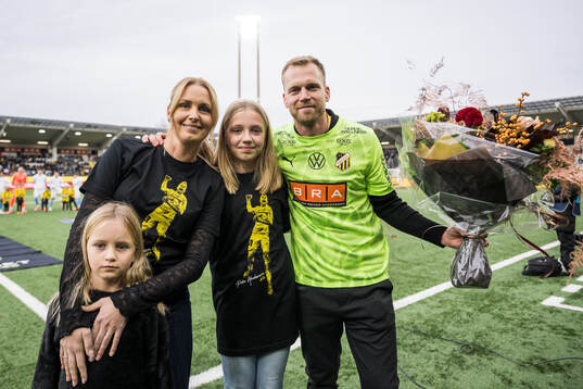 Häckens målvakt Peter Abrahamsson tackas av