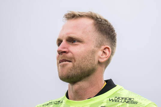 Häckens målvakt Peter Abrahamsson tackas av