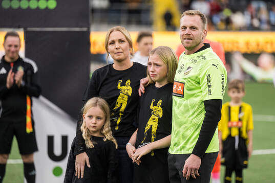 Häckens målvakt Peter Abrahamsson tackas av
