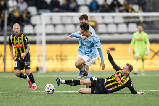 Malmö FFs Adrian Skogmar och Häckens Julius Lindberg