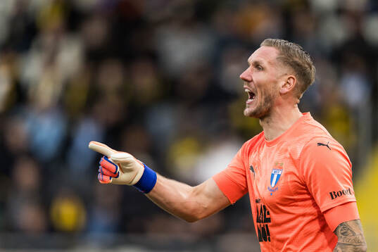 Malmö FFs målvakt Robin Olsen reagerar