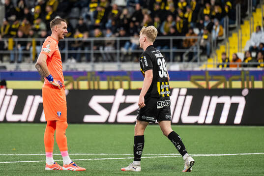 Malmö FFs målvakt Robin Olsen och Häckens Isak Brusberg