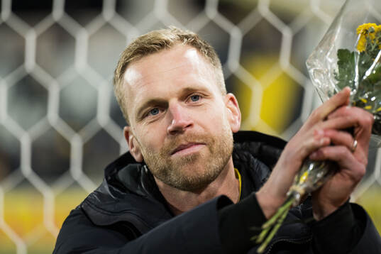 Häckens målvakt Peter Abrahamsson tackas av