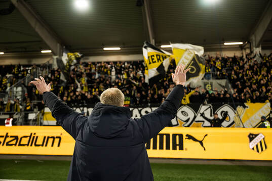 Häckens målvakt Peter Abrahamsson tackas av