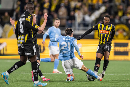 Malmö FFs Stefano Vecchia och Häckens Sanders Ngabo