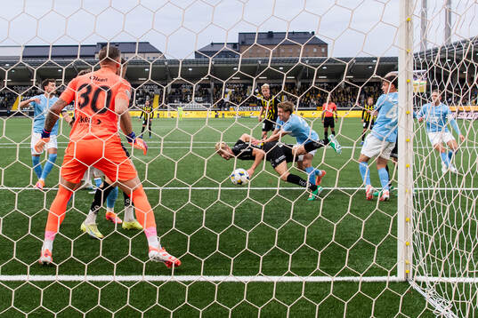 Häckens Filip Helander nickar