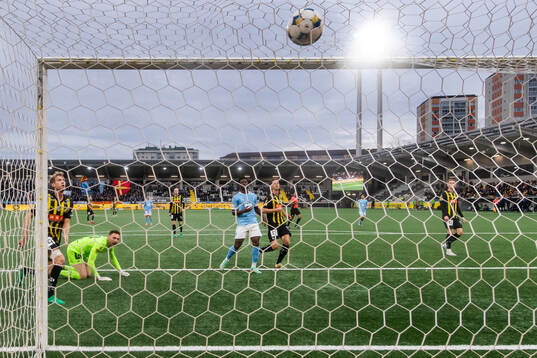 Häckens Filip Helander, målvakt Etrit Berisha, Samuel