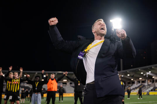 Häckens målvakt Peter Abrahamsson tackas av
