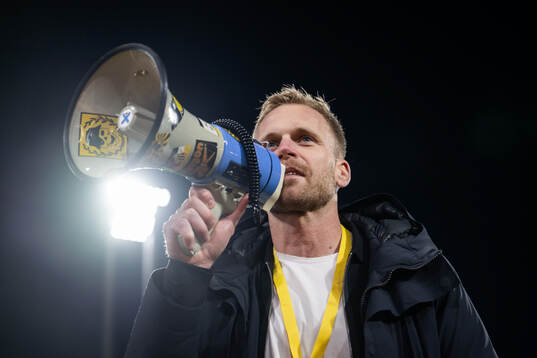 Häckens målvakt Peter Abrahamsson tackas av