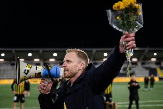 Häckens målvakt Peter Abrahamsson tackas av