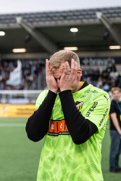 Häckens målvakt Peter Abrahamsson tackas av