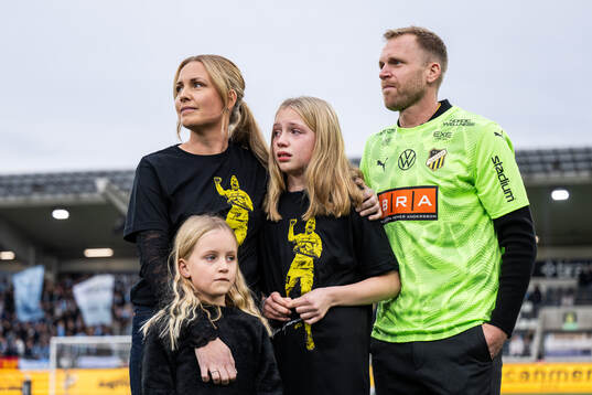 Häckens målvakt Peter Abrahamsson med sin familj i