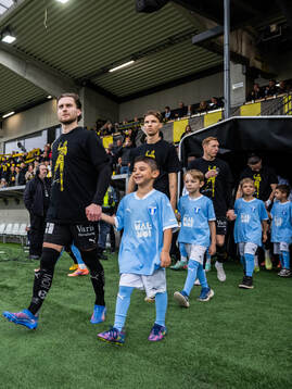 Häckens Adam Lundkvist går in på plan