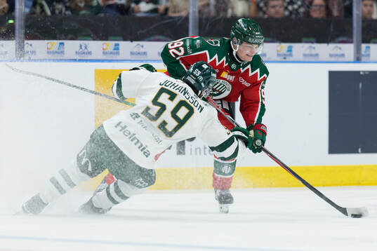 Färjestads Linus Johansson och Frölundas Filip Cederqvist
