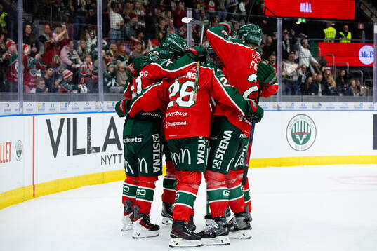 Frölundas Isac Heens jublar med lagkamrater