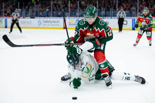 Frölundas Max Friberg och Färjestads Viktor Lodin
