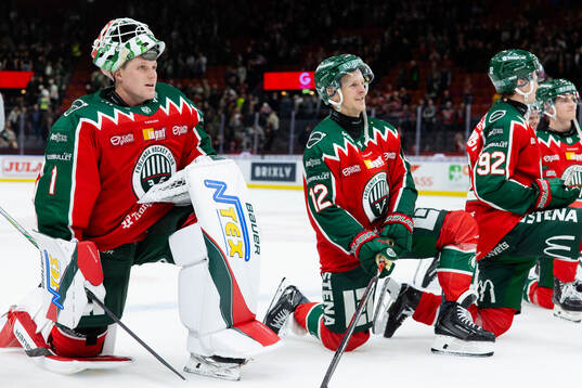 Frölundas målvakt Lars Johansson och Max Friberg firar