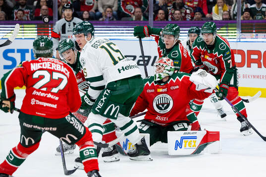 Färjestads Jack Berglund framför Frölundas målvakt Lars